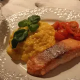 En härlig saffransrisotto med lax, garnerad med färsk basilika och körsbärstomater. En festlig rätt som passar perfekt för alla tillfällen.