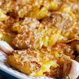 Krispiga, ugnsbakade smashed potatoes med parmesan och vitlök. Perfekt som tillbehör eller som en del av en härlig sås till smashed potatoes.