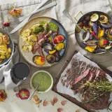 Skivad flank steak med rostade grönsaker och potatis. En härlig måltid med smak av sommar.