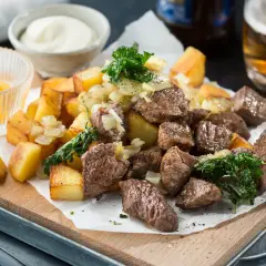 En härlig biff Rydberg med möra köttbitar, krispiga potatisar, lök och en god sås. Perfekt för en svensk middag.