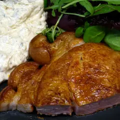 En saftig flintastek i ugn med krämig potatissallad och fräscha gröna blad.