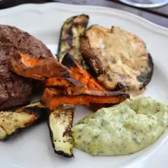 En saftig biff med grillade grönsaker, sötpotatis och en krämig sås. Perfekt för en sommarkväll med grillad portabello.