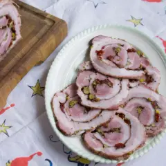Rullsylta med pistagenötter och soltorkade tomater, ett läckert rullsylta recept.
