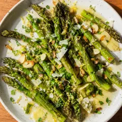 Steka sparris med mandlar, parmesan och citronzest. En härlig rätt som passar till det mesta.