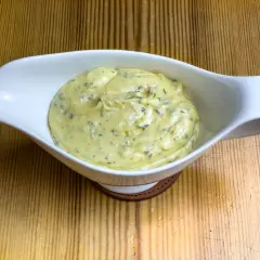 Krämig bearnaisesås i vit såsskål, perfekt för ditt bearnaisesås recept.