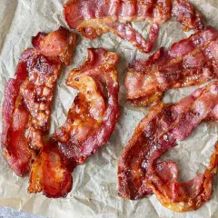 Krispigt, perfekt stekt bacon i airfryer. Doften sprider sig i köket.