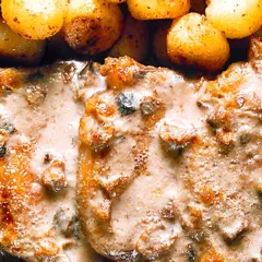 Krämig kotlett i ugn med gyllene småpotatisar. En riktig höjdare för smaklökarna!