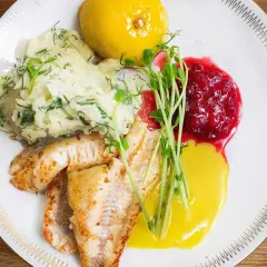 Stekt abborre med dillstuvad potatis, lingonsylt och en citronsås. Ett perfekt abborre recept för en härlig middag.