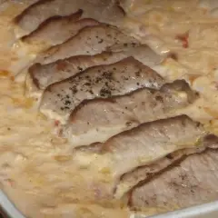 Benfri kotlett i ugn, perfekt tillagad i krämig sås. Enkel och god middag.