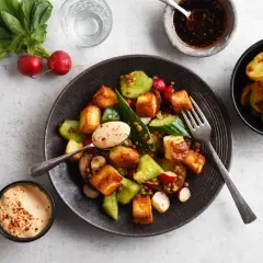 En härlig sallad med grillost, linser, gurka och rädisor. Perfekt sommarrecept!