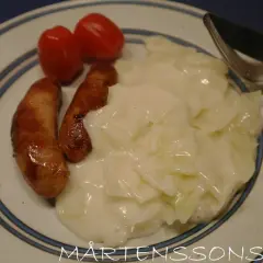 Stekt korv med stuvad vitkål och tomater. En klassisk svensk husmanskosträtt.