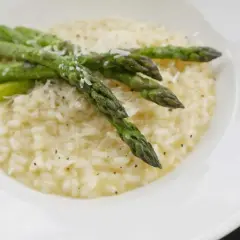 Krämig risotto med sparris och riven parmesanost. En härlig rätt som passar perfekt till våren.