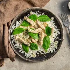 En krämig gryta med skinkgrytbitar, serverad med ris och färsk spenat. Ett enkelt och gott recept för hela familjen.