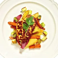 Grillad halloumi med rostade rotfrukter och krutonger. Ett enkelt och gott halloumi recept som passar perfekt till middag.