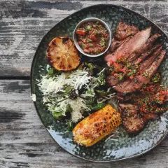 Grillad secreto iberico med chimichurri, majskolv, citron och en sallad med riven ost. Ett utsökt secreto iberico recept.