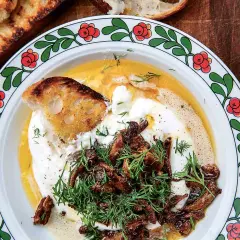 Krämig burrata med smörstekta kantareller och dill, serverad med rostat bröd. En härlig höstfavorit.
