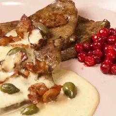 Stekt lever med krämig sås, knaperstekt bacon, kapris och rårörda lingon. Ett klassiskt lever recept.