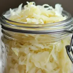 En burk med hemlagad surkål, perfekt för ditt surkål recept.