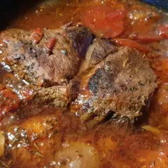 Saftigt bogstek som puttrar i en mustig tomatsås med lök och örter. Ett perfekt bogstek recept för en härlig middag.