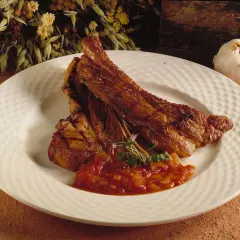 Saftiga, tjocka revben i ugn låg temperatur, serverade med en smakrik tomatsalsa och garnerade med färska örter.