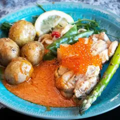En läcker marulk med rom, sparris och småpotatis i en krämig sås. Ett perfekt marulk recept för en festlig middag.