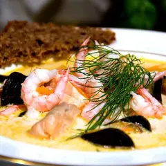 En krämig fiskgryta med räkor, musslor och lax, toppad med dill. Perfekt som ett enkelt fiskgryta recept.