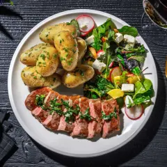 Perfekt grillad ryggbiff med färskpotatis och en somrig sallad. En härlig måltid att njuta av.