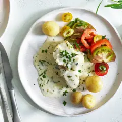 Fiskfilé med krämig dragon sås, små potatisar och tomat- och salladslökssallad. En härlig sommarrätt.