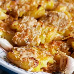 Krispiga, ugnsbakade smashed potatoes med parmesan och vitlök. Perfekt som tillbehör eller som en del av en härlig sås till smashed potatoes.