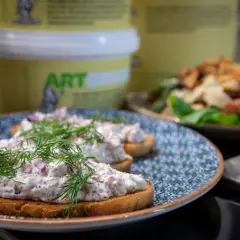 Smörgåsar med en krämig topping av dill och rödlök, som påminner om ett gott potatisbullar recept.