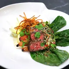 En läcker asiatisk ryggbiff med rostade morötter, krispiga strån och en smakrik sås.