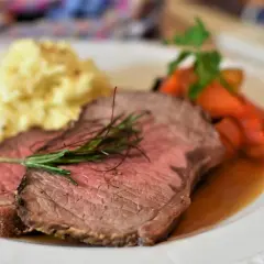 Saftigt rostas med perfekt rostas temperatur, serverat med krämigt potatismos och glaserade morötter. En härlig måltid!