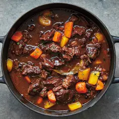 En mustig gryta med mört kött, morötter och potatis i en mörk sås. Ett klassiskt kalops recept som doftar underbart.