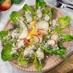 En läcker krabba recept serverad i salladsblad med rädisor och äpple. En fräsch och lätt rätt.