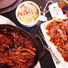 Saftigt pulled beef i en djup, mörk barbequesås, serverat med en fräsch coleslaw och körsbärstomater. Perfekt för en härlig middag.