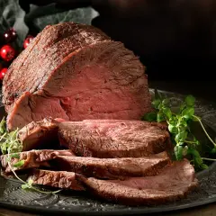 Saftig grillad rostbiff, perfekt skivad och serverad med färska örter på en vacker bricka. En festlig rätt som passar till alla tillfällen.