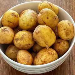En skål med färskpotatis, redo för att koka. Perfekt koka potatis tid för en svensk sommarmåltid.