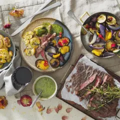 Skivad flank steak med rostade grönsaker och potatis. En härlig måltid med smak av sommar.