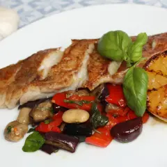 Stekt uer med ratatouille och grillad citron. Ett perfekt uer recept för en härlig middag.