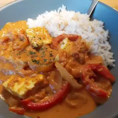 Halloumi stroganoff med ris. Krämig sås med halloumi, paprika och lök.