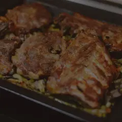 Ugnsbakade kotletter med grönsaker. Perfekt kotlett temperatur för en saftig måltid.