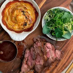 Skivad kalv entrecote med potatisgratäng, sallad och sås. En festmåltid!