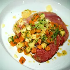 En läcker oxbringa med en topping av tärnade rotfrukter och färska örter. Ett perfekt oxbringa recept för en festlig middag.