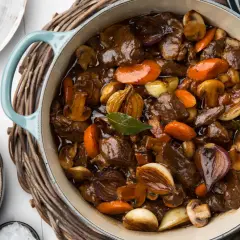 En mustig biff bourguignon i gjutjärnsgryta med möra köttbitar, champinjoner, morötter och lök. Serveras med krämigt potatismos.