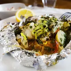 En saftig torsk i foliepaket med potatis, tomat och örter. Enkelt och gott!