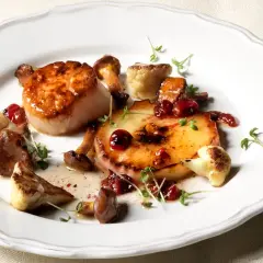 Lyxigt pilgrimsmusslor recept med svamp, äpple och lingon. En festlig rätt som passar perfekt för speciella tillfällen.