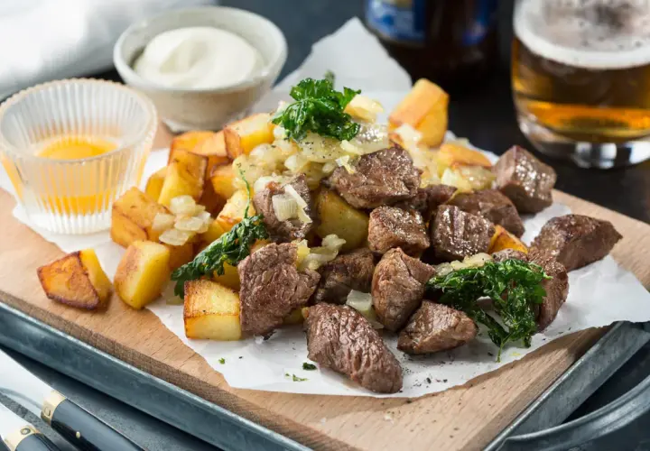 En härlig biff Rydberg med möra köttbitar, krispiga potatisar, lök och en god sås. Perfekt för en svensk middag.