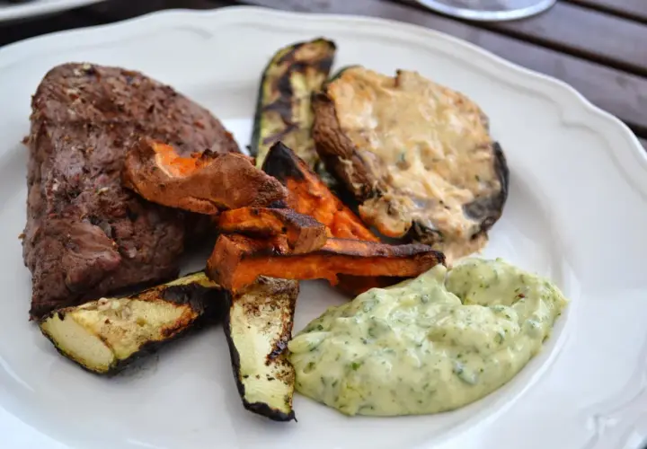 En saftig biff med grillade grönsaker, sötpotatis och en krämig sås. Perfekt för en sommarkväll med grillad portabello.