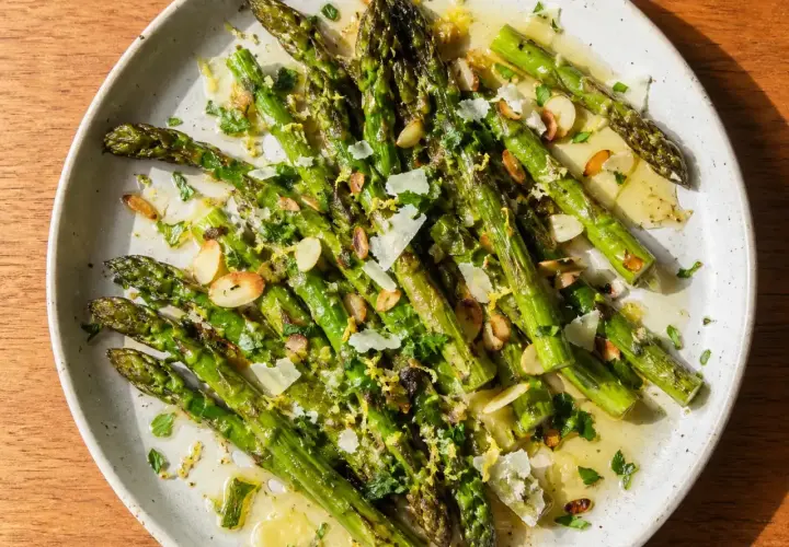 Steka sparris med mandlar, parmesan och citronzest. En härlig rätt som passar till det mesta.