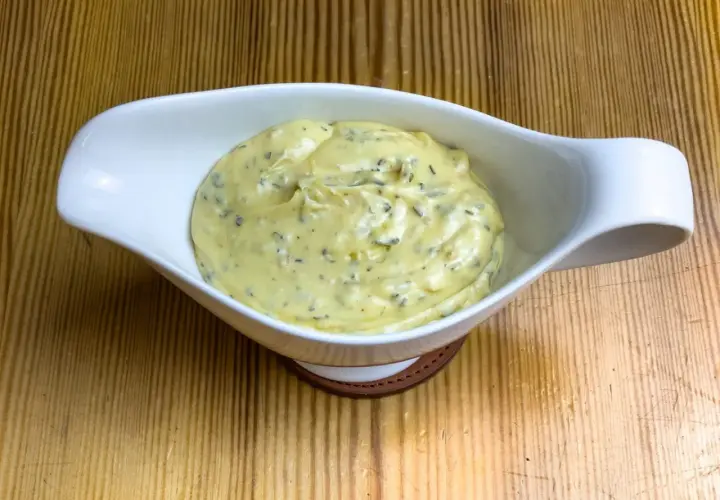Krämig bearnaisesås i vit såsskål, perfekt för ditt bearnaisesås recept.